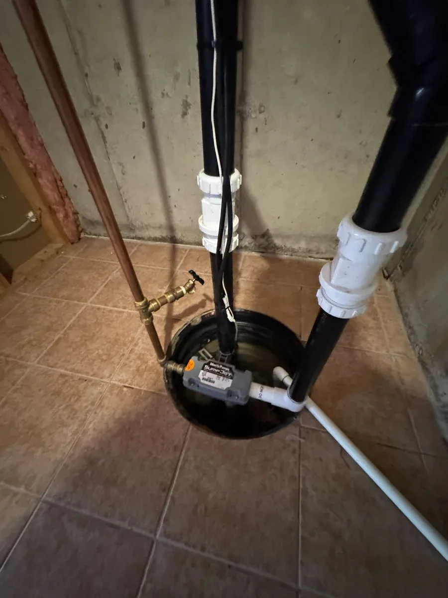 Technicien inspectant une pompe de puisard