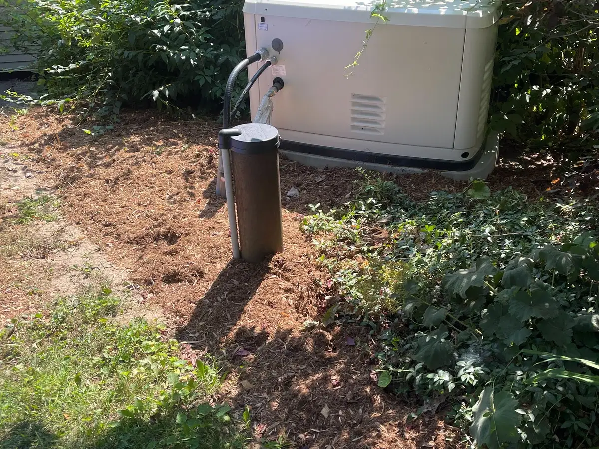 Technicien travaillant sur un système de pompe de puits