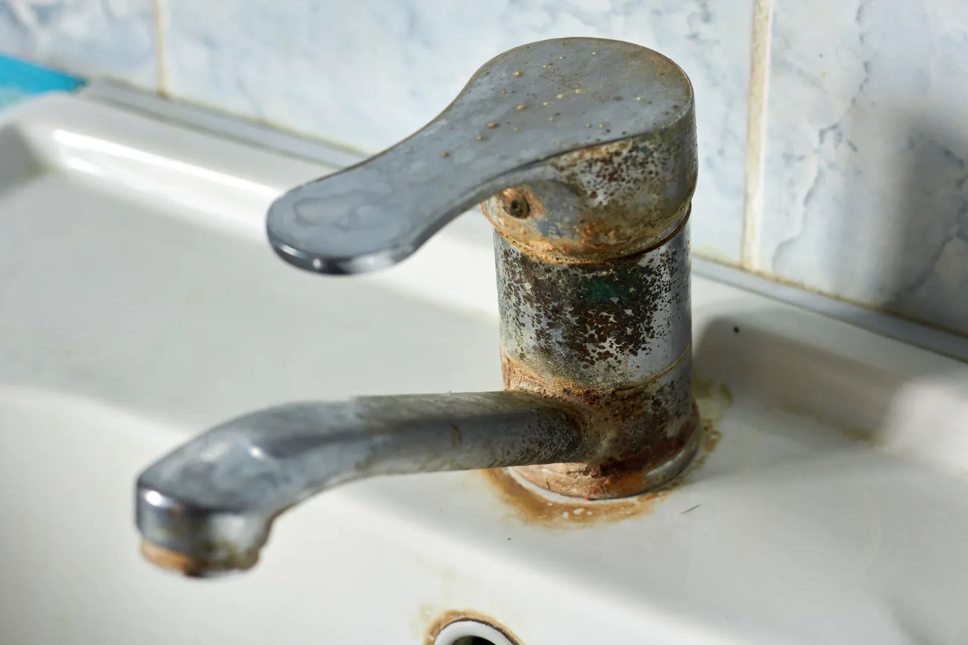 Installation de robinetterie et appareils sanitaires